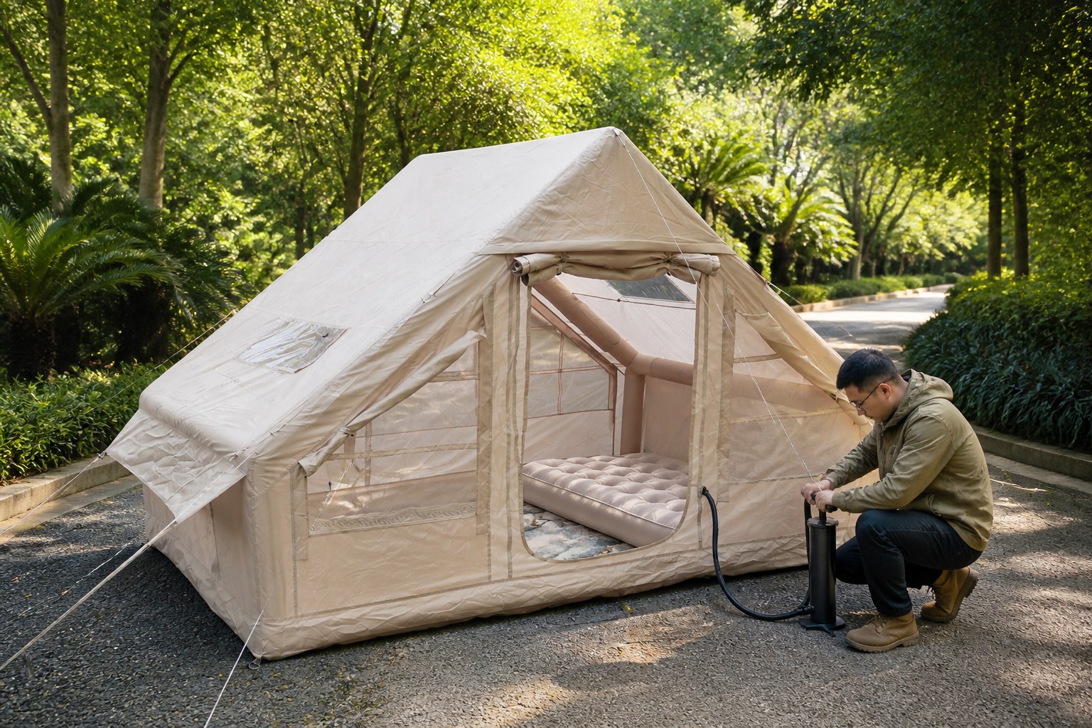 Person, die ein Khaki 6,3 m² Campingzelt mit einer Handpumpe aufbläst