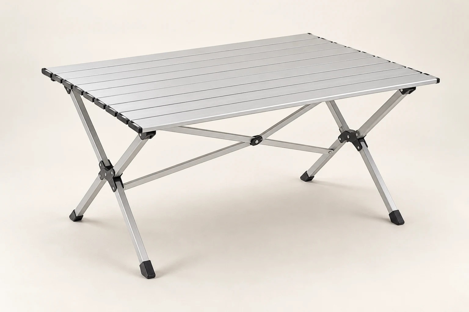 KI-generierte Produktabbildung: Aluminium-Campingtisch mit Rollplatte