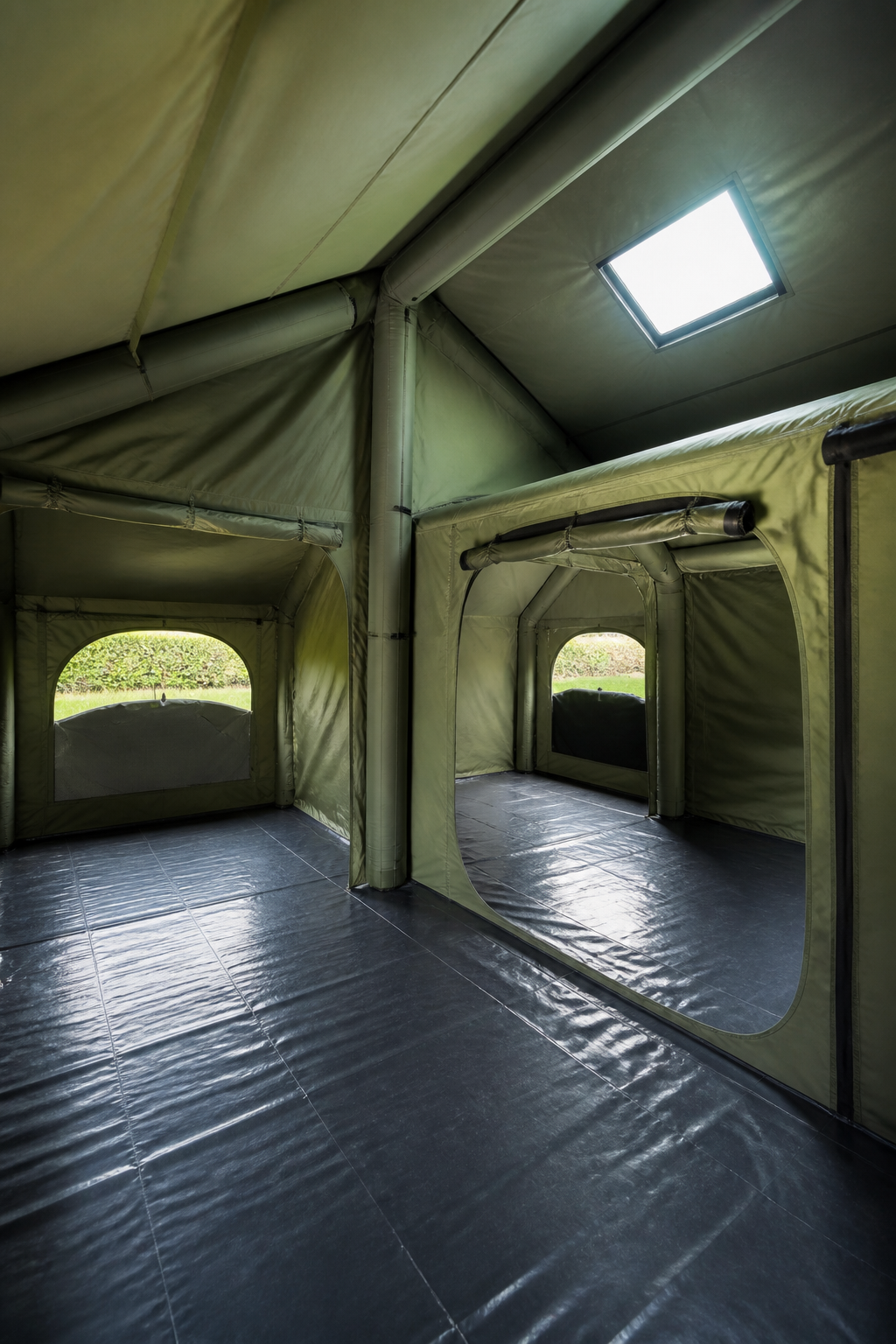 Interieur von angeschlossenen grünen modularen Polykottonzeltmodulen