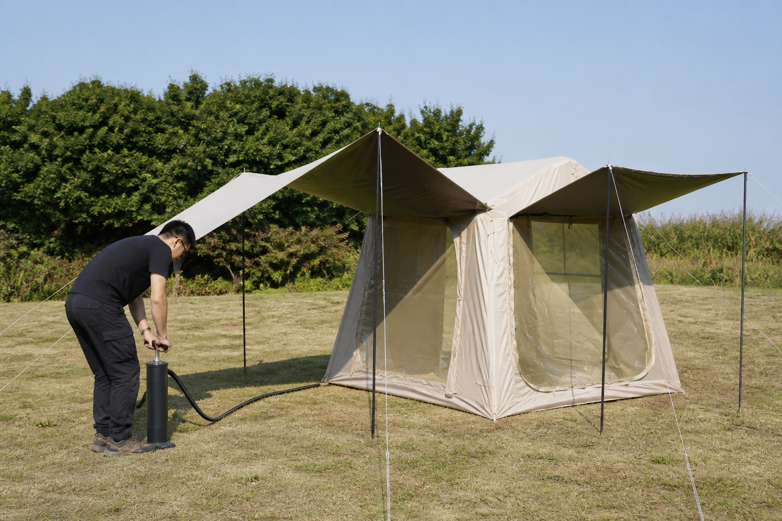 Techniker aufblasen das 6,5 m² große aufblasbare Campingzelt
